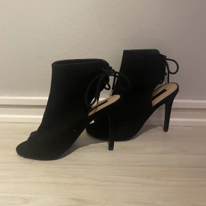 Snygga klackar - Assnygga klackskor med öppen tå och häl samt snörning i hälen. Använda max 2 gånger!  