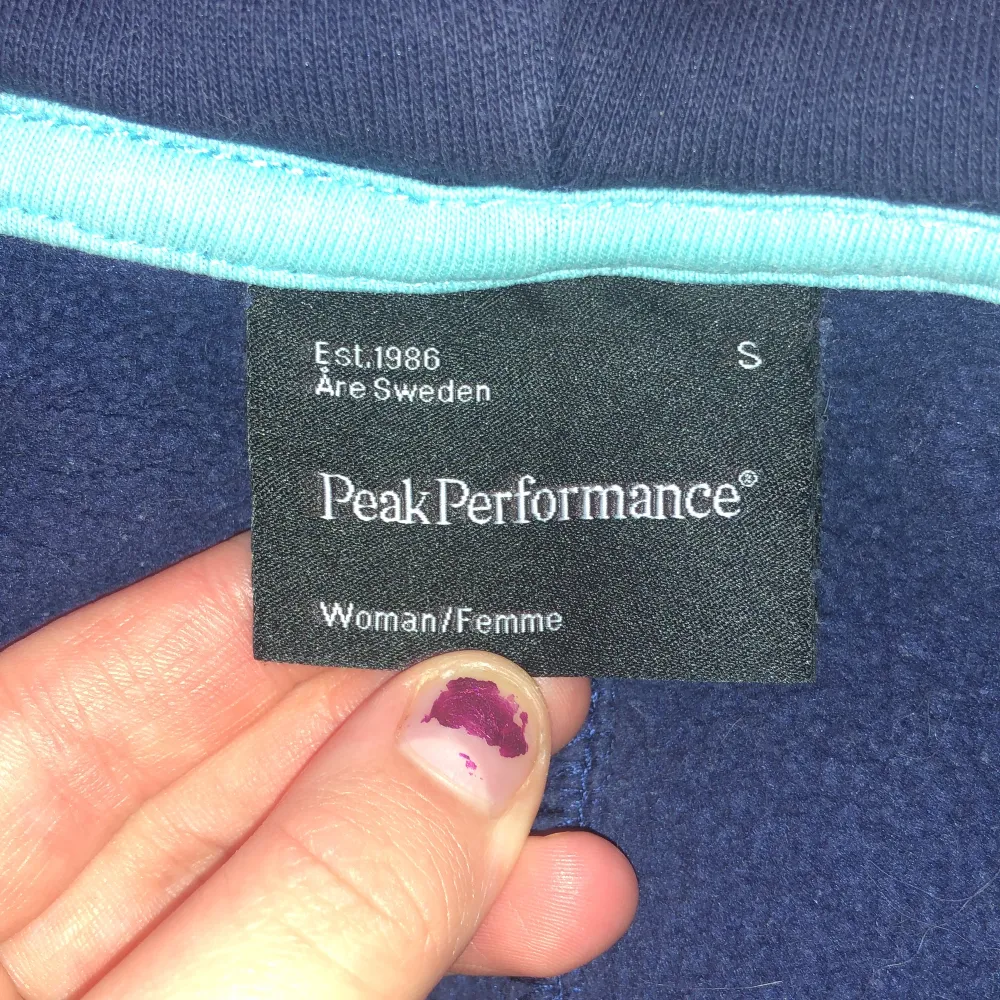 Säljer en peak performance tröja/hoodie, den kostar 1000 kr i vanliga pris.. Hoodies.