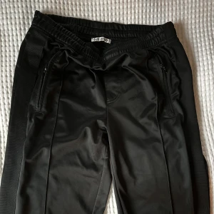 OUR LEGACY - Är i gott skick. Mjuka och bekväma inuti.  Skriv om du undrar något :)