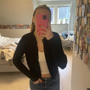 Svart kofta - Likadan kofta som den gråa jag säljer. Supermjuk och snygg från hm. M sitter bra på mig som brukar ha s