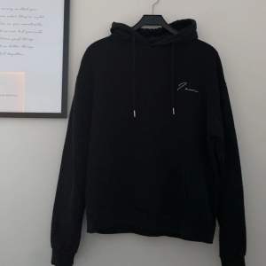 En supersnygg hoodie från Ida Carlssons kollektion med Madlady✨ Använd men fortfarande i ett jättebra skick. 💓Kostade ca 600kr ny tror jag, säljer för 250kr🫶🏽