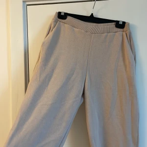 Beiga mjukisbyxor zara - Beigea mjukisbyxor från zara. Aldrig använda, storlekar. Frakt tillkommer