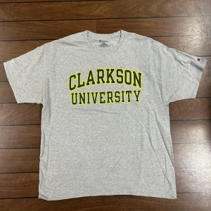 Champion Clarkson uni T-shirt  - Snygg vintage T-shirt i storlek XL! Bara att skriva om du undrar över något🙏