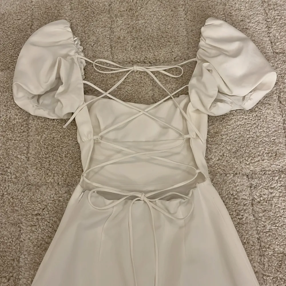 Super fin vit sommar klänning från Zara med band som korsar i ryggen, aldrig använd🤍✨. Klänningar.
