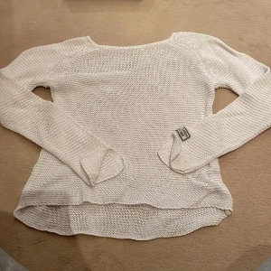 Kofta/tröja  - En tröja/kofta som det finns små hål i/ nät