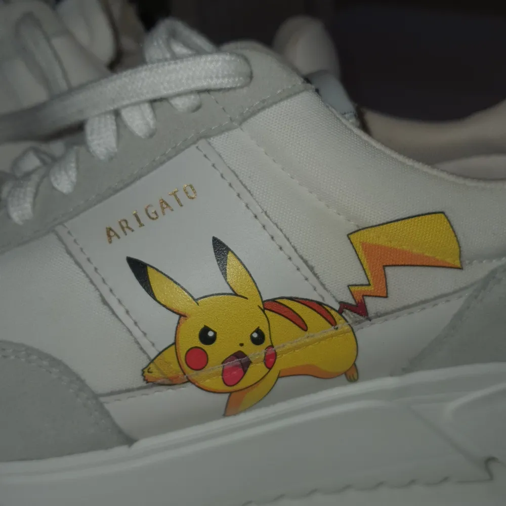 Hey! I'm selling these brand new limited edition Axel Arigato × POKEMON Genesis Vintage.  They are in a great condition and have never been worn outside 😊.. Skor.