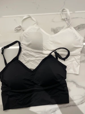 Toppar  - Två helt nya toppar i blankt stretchingt material. Med inlägg 😊 storlek S.   150 kr stycket eller båda för 250 kr.   Hämtas i Lund eller skickas om köparen står för frakten 😊