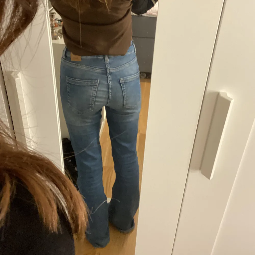 Mid waist, bootcut jeans från Only. Använda, snygga förutom lite slitet på änderna på jeansen. Jag är 151 cm. . Jeans & Byxor.