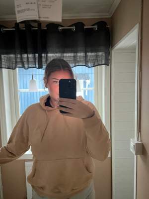 En beige hoodie från Stay som är jättebekväm och passar till mycket💓