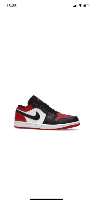 Jordan 1 low bred toe  - Jordan 1 bred toe i storlek 43. Köpte dom för några månader sedan och ja säljer dom för dom inte har kommit till användning. Ja har använt dom ungefär 6 gånger och dom är gått som nya som man ser på bilderna. Köpte dom för dom för 2500 och säljer för 1600