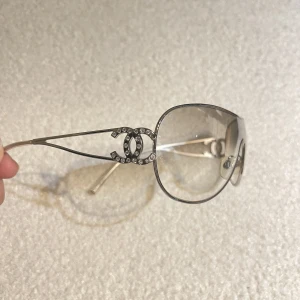 Chanel solglasögon  - Säljer mina sååå snygga vintage Chanel solglasögon 🙏🏼🤍 Köpta på Vestiaire Collective för ca 2000kr. 