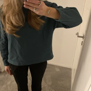 Zara - Säljer min jätte fina gröna sweatshirt som jag gillat mycket men nu inte andvänder längre, fint skick och inga defekter! 💖 