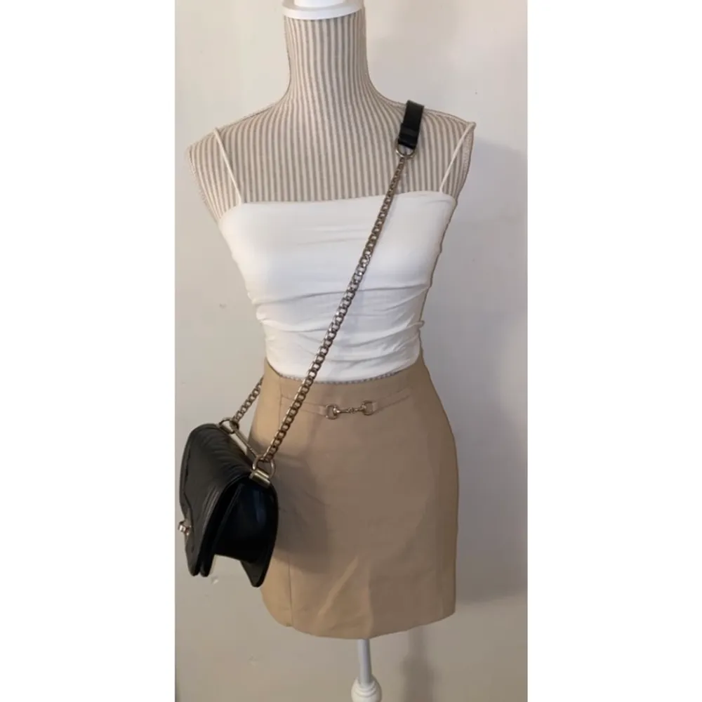 Snygg svart axelbandsväska från Gina i gott skick🖤 går bra att stänga med gott utrymme 🖤går att korta ner 🖤 skönt skydd för axeln 🖤. Väskor.