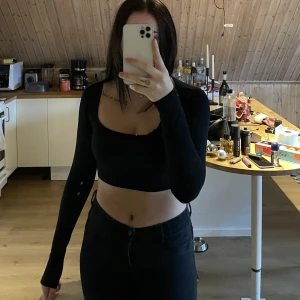 2 st toppar - 2 st toppar ifrån shein som är försmå. 1 blå och 1 svart knappt använda