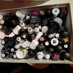 Massa nagelprodukter  - Jag jobbade med att göra gelenaglar innan men ska sluta nu så jag har en massa med nagelprodukter att sälja. Det mesta är nytt och det andra är använt Max ett år. Jag jag bra märken som glorynails, semilac och nailsbybano. Skriv till mig för fler bilder.
