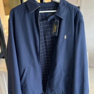 Ralph Lauren Herrjacka strl L - Säljer 1 Ralph Lauren jacka i strl L. Den är helt ny med tag kvar. Nypris : 2400kr. Mitt pris : 800kr inkl spårbar frakt