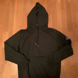 Säljer denna mörkgröna men åt det svarta hållet hoodie från Calvin klein. Använd runt 2 gånger och nu bara den ligger i garderoben så vill bli av med den ny pris cirka 500-600kr. hör av er om ni har funderingar mvh ludwig 