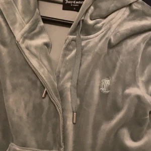 Juicy couture - juciy dress toppen skick förutom att jag tappat grejen som hänger i snören på byxorna men inget som syns eller stör. Därav kommer jag sälja byxorna  lite billigare tänker mig runt 600 byxorna i m och tröjan i s hör av er vid intresse