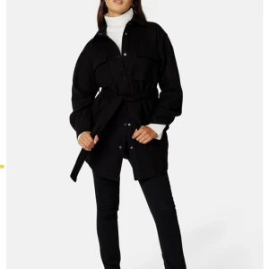 Svart populär kappa - Populär kappa, använd en gång och jag säljer den eftersom de inte är min grej