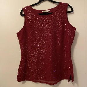Paljett top - Paljett top från cappuccini i storlek 40 (m) har en dragkedja i ryggen. 