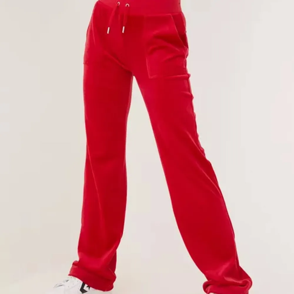 Har bestämt mig för att sälja mina röda juicy byxor eftersom jag inte använder dom lika mycket längre ❤️LÅNADE BILDER. Jeans & Byxor.