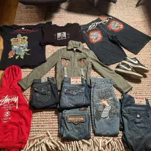 Kommande dropp på Min plick True religion,ed hardy - Ville visa lite saker som kommer laddas upp på min plick under kommande veckan. Svara gärna på denna annonsen och följ mig om du är intresserad så kan jag meddela när det släpps😊 allt läggs upp under 1000