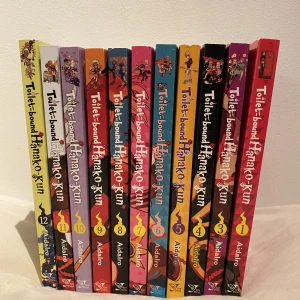 Toilet bound hanako kun  - Tjena tjena Säljer tbhk manga vol 1 och 3-12 ⚠️inte volym 2 och 12 är såld⚠️. Alla böcker är i jättebra skick. Säljer dom för 100kr styck eller 900kr för alla böcker. Nypris är mellan 180-200kr. Alla är i toppen skick och ingen bruten rygg på dem osv. 