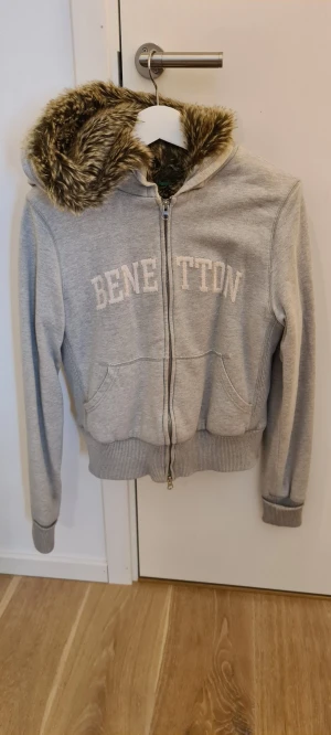 United colors of Benetton - Pälsfodrad hoodie. Varm och gosig. Kostade 2000 kr. Storlek small.