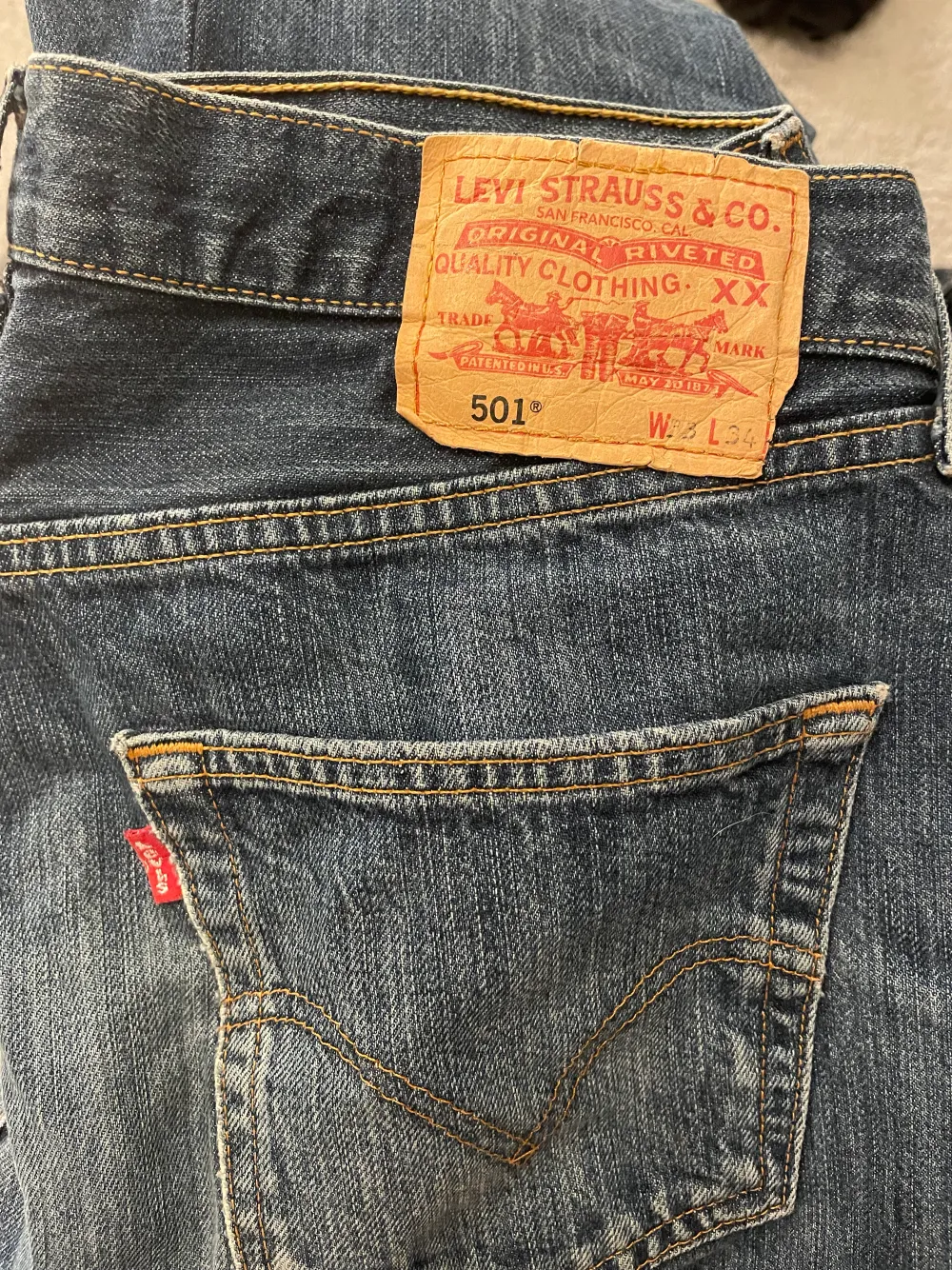 Snygga baggy jeans från Levis i modellen 501. Små defekter längst ner men det märks knappt av. . Jeans & Byxor.