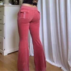 Vintage juicy couture byxor ! - ! FÖRSTA TVÅ BILDERNA FRÅN TIDIGARE SÄLJARE, KÖPTA HÄR PÅ PLICK !   äkta vintage juicy couture från 2000-talet, flared och low waist. de är i storlek xs och är hot pink/korallrosa I färgen. jag är ca 165 och de sitter toppen !💖
