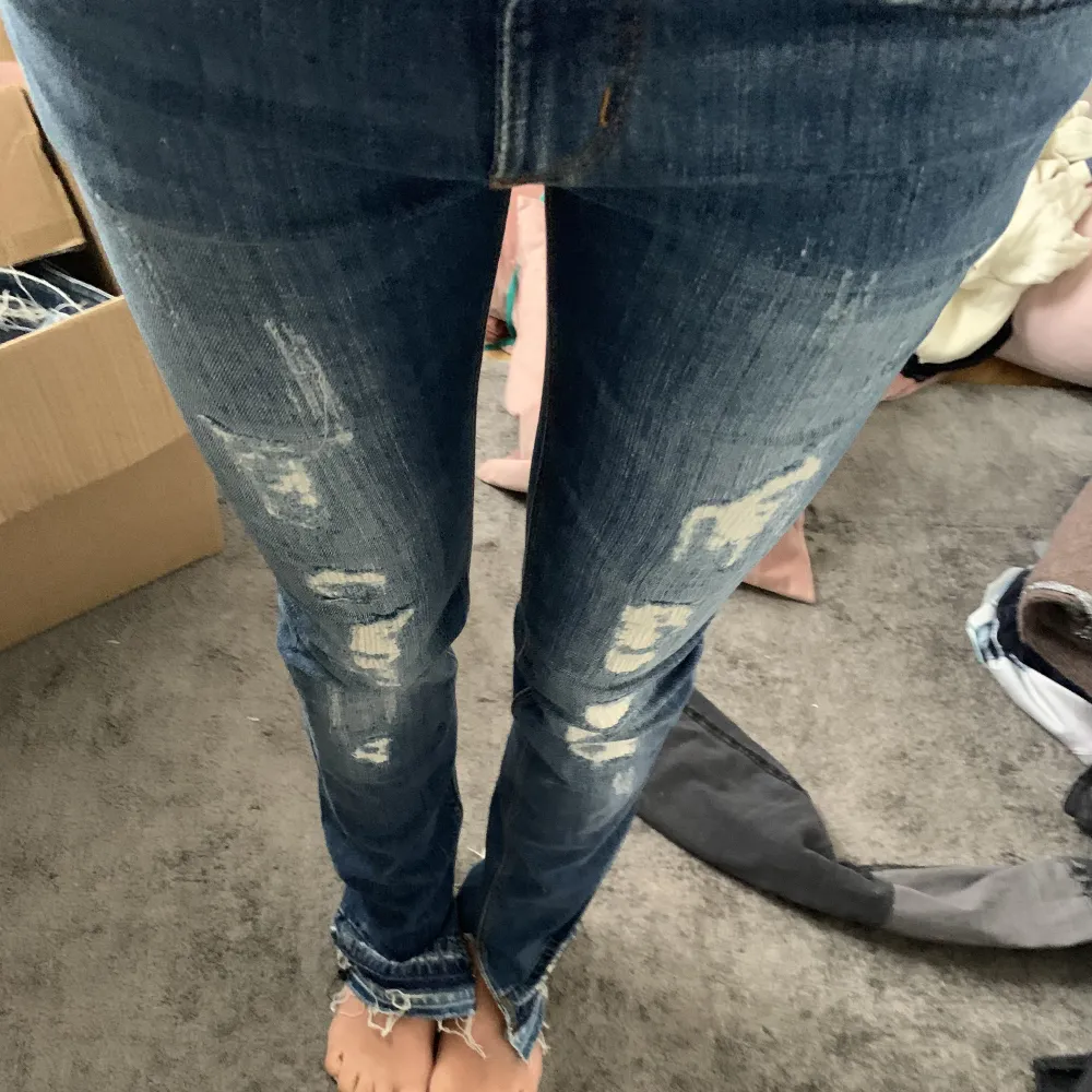 Säljer dessa jättecoola låga jeans med slit från zadig. Jag är 178 cm lång. Storlek 26.. Jeans & Byxor.