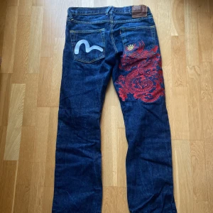 Evisu jeans - De här är verkligen så snygga men får inte tillräckligt mycket användning av dem :(( har köpt dem secondhand så har inget äkthetsbevis men har kollat online osv och de verkar vara äkta! De är midwaist så beroende på vilken storlek man har så är de lowwais