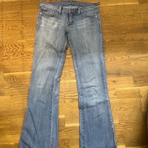 Low Waits bootcut jeans - skitsnygga Low waist bootcut jeans💙  Innebenslängd: 80cm Midjemått: 76cm SÅLDA