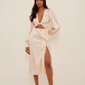 Midiklämning i satin - Midiklänning i satin från NAKD, använd enbart en gång! 