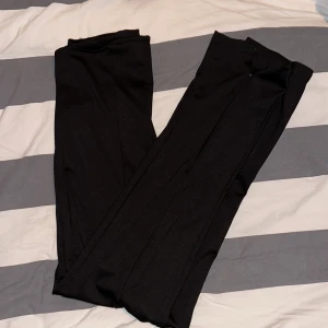 Nakd byxor  - Shiny bootcut byxor med jättefin passform stretchiga. En dragkedja längst ner vid benet så du kan välja själv hur mycket bootcut. Dragkedja syns inte! 