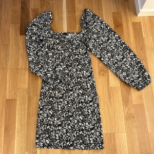 Klänning  - Ny oanvänd klänning 