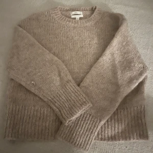 Stickad tröja  - Otroligt fin stickad tröja i storlek XS som inte används längre, tröjan har ett hål i höger arm men förutom det i väldigt fint skick❤️🫶🏽