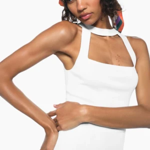 Zara choker topp - Zara topp, aldrig använd. Fint skick och rätt ny. Intressekoll, från 200-250 kr. Pris kan diskuteras. Kunden står för frakten.  Storlek L men passar M.