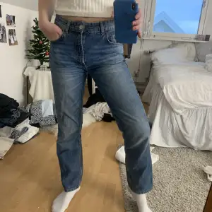 Populära low waisted jeans från Zara. Sitter superfint