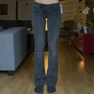 Ltb jeans - Helt nya supersnygga lågmidjade LTB jeans i strl 26/32💗alla lappar sitter kvar! Helt oanvända! Modellen Valerie. Köpt för 725kr på about you, helt slutsålda  Säljer då jag beställde två storlekar och dessa var lite stora Perfekt i längden på mig som 170