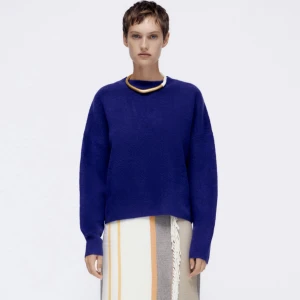 Stickad tröja Zara - Säljer denna suuuperfina och sköna tröja från Zara då den inte längre är min stil. Superenkel att styla och passformen är superbra. Endast använd ett fåtal gånger utan defekter och helt som ny. Nypris 360kr. Köparen står för frakten. Snabbt köp billigare.