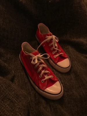 Converse - Röda Converse, tyvärr inte äkta! Men dom är helt nya, använt ca 3 gånger och de ser så gott som nya ut.