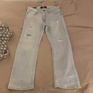 Hollister jeans - Köpte från Sellpy och är helt oanvända säljer då de var alldeles för stora för mig!❤️kom gärna med prisförslag! Är i strl W30 L32