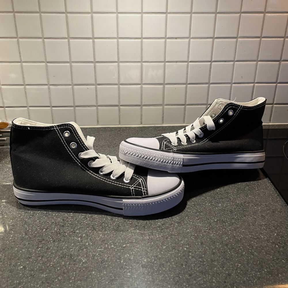 Svart Converse liknande skor | Plick Second Hand