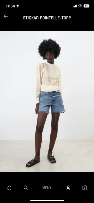 Topp - Super fin topp och den är använd 2/3 gånger! Den är Off-white i färgen.