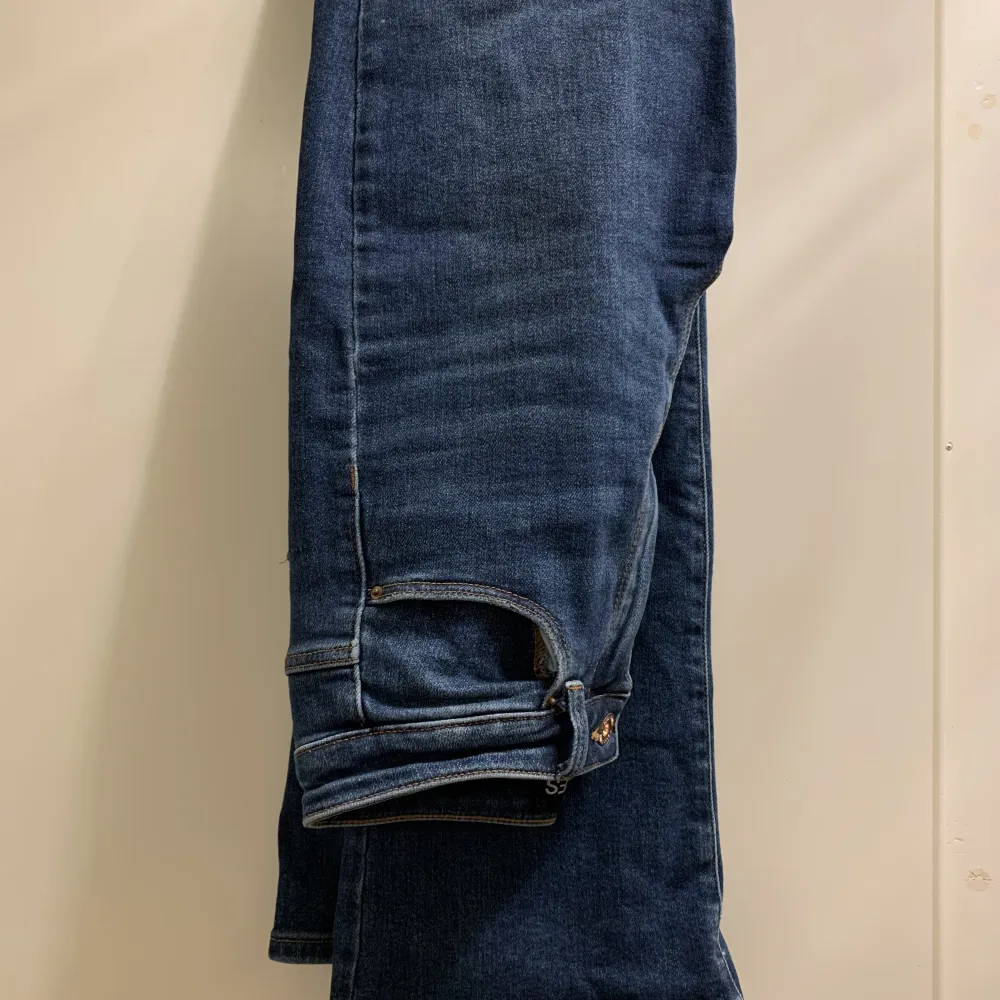 Blå bootcut jeans från pieces i storlek M.. Jeans & Byxor.