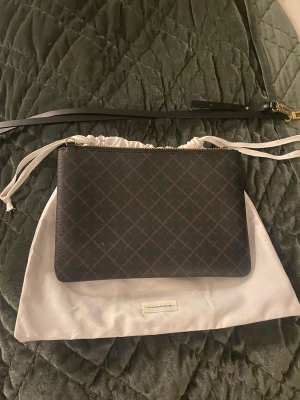 Marlene birger väska - Hej! Nu säljer jag min fina Marlene birger väska i nyskick använd 3 ggr. Det går att ta bort bandet! Vid intresse kontakta mig💕