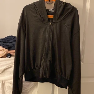 Puma - Säljer denna puma träningsjackan i strl XS för 25kr pga att jag aldrig använder den och den är för stor. Jag har fått den av min kompis så vet inte så mkt om den. Men den är iaf i väldigt bra skick jag ser inga fel. ❤️