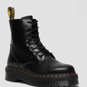 Dr Martens i modellen ”jadon” dvs högre sula. Nypris:2400. Köptes förra våren och har använts högst 4 ggr. I mycket bra skick, inga defekter eller skador. Kan även skicka egna bilder. Pris KAN diskuteras vid snabb affär. 