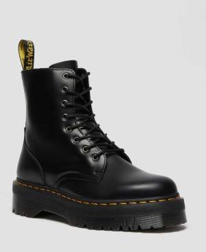 Dr Martens i modellen ”jadon” dvs högre sula. Nypris:2400. Köptes förra våren och har använts högst 4 ggr. I mycket bra skick, inga defekter eller skador. Kan även skicka egna bilder. Pris KAN diskuteras vid snabb affär. 